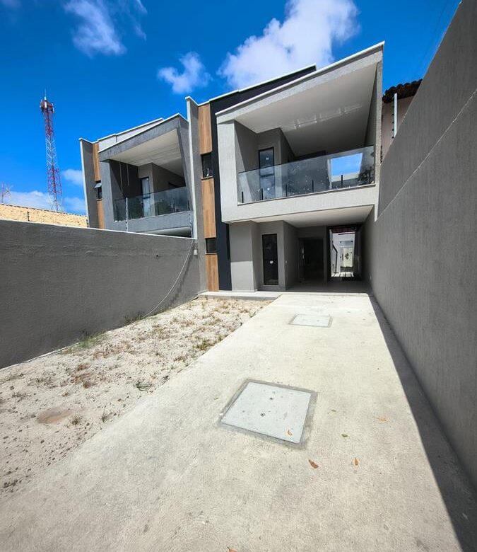 Casa Duplex à Venda – 177,69 m², 4 Suítes, Quintal e 2 Vagas de Garagem