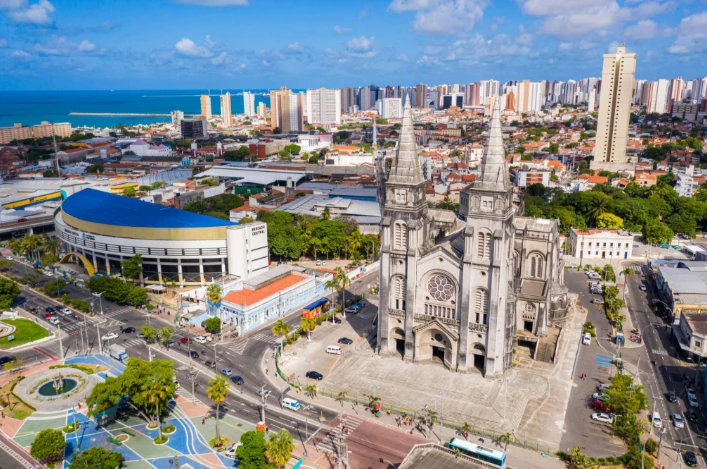 Vista aérea do Centro de Fortaleza, com a Catedral Metropolitana e o Mercado Central
